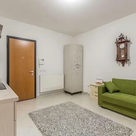 Freud 8, By Short Holidays Apartment *
